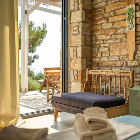 Couette-café Astri Grekadela Ii